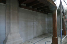 Arbeiten am Holzgewölbe im Bereich der Strebebögen und der Verschalung.und Verputzung der Wände (Foto: Karl-Franz Thiede)